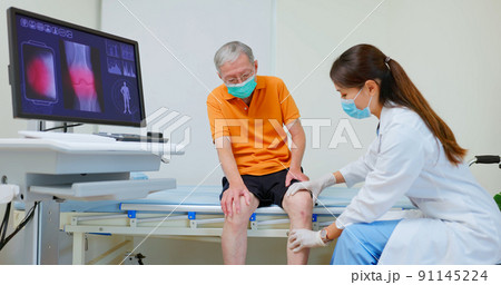 doctor show knee joint xray 91145224