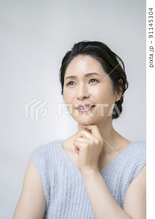 アラフィフの女性　　ポートレート 91145304