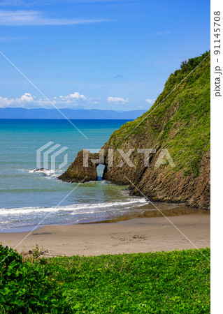 角海浜の海蝕洞 日本海の絶景が続く越後七浦シーサイドライン（新潟県新潟市） 91145708