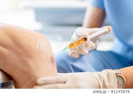 doctor make injection in knee 91145876