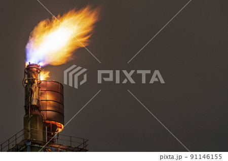 石油コンビナートのフレアスタック【神奈川県・川崎市】 91146155