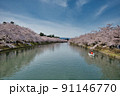 満開の桜が咲く弘前公園の西濠の風景 91146770