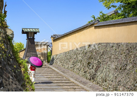 杵築市　酢屋の坂と着物姿の女性 91147370