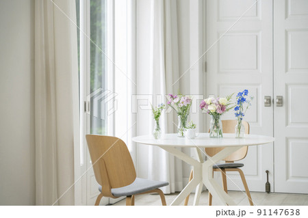 花瓶の置かれたテーブル 窓辺 花のある暮らし イメージ 花瓶の置かれたテーブル 窓辺 花のある暮らし イメージ 91147638