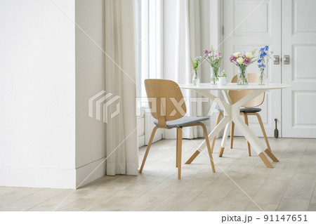 花瓶の置かれたダイニングテーブル 窓辺 花のある暮らし イメージ 花瓶の置かれたダイニングテーブル 窓辺 花のある暮らし イメージ 91147651