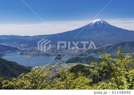 新緑が綺麗な新道峠から見える富士山 91148940