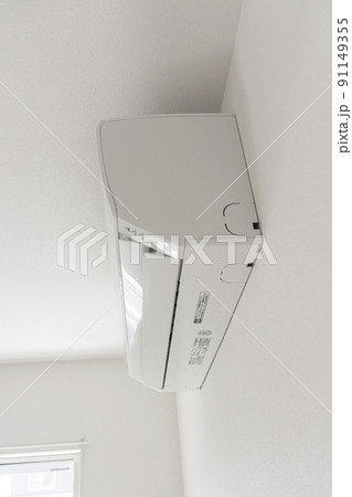 壁に設置されたエアコン 91149355
