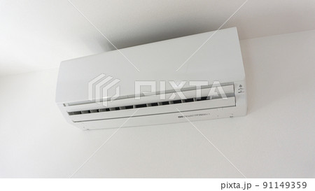 壁に設置されたエアコン 91149359