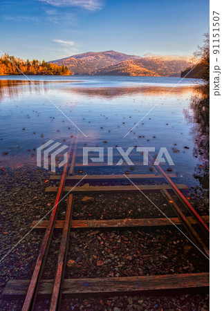 湖底に向かって線路 91151507