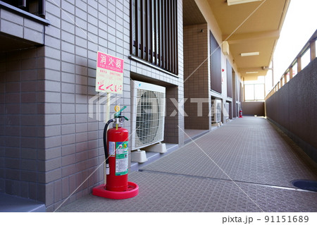 マンションの廊下に置かれた消火器 マンションの廊下に置かれた消火器 91151689