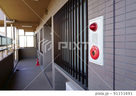マンションの廊下の火災報知機 マンションの廊下の火災報知機 91151691