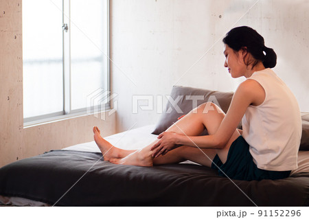 脚をマッサージする女性 91152296