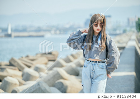 青空を背景に立つZ世代の女性 青空を背景に立つZ世代の女性 91153404