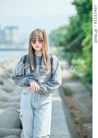 カメラ目線で立つZ世代の女性 91153407