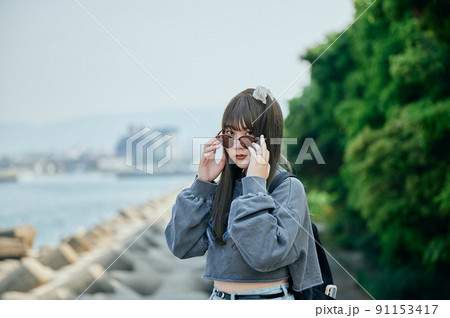 カメラ目線で立つZ世代の女性 カメラ目線で立つZ世代の女性 91153417