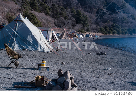 キャンプ場のテントたち 91153430