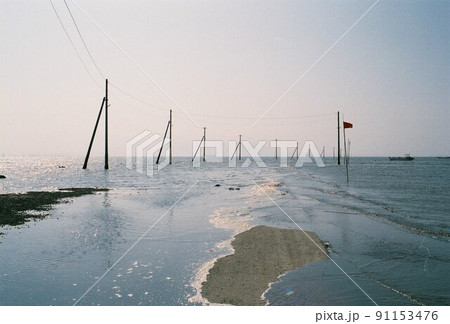 満潮時の長部田海床路 91153476
