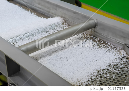 Recycled plastic granules on automatic shale shaker, conveyor belt Recycled plastic granules on automatic shale shaker, conveyor belt 91157523