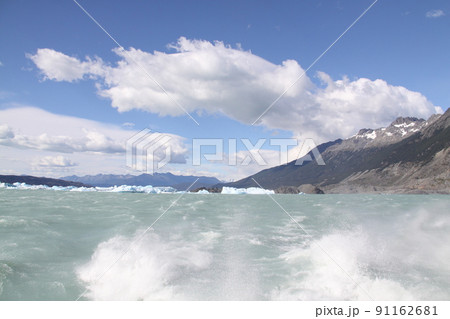 パタゴニアの氷河と青空　アルゼンチン 91162681