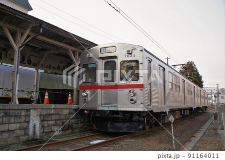 青森の弘南鉄道の7000系電車 中央弘前駅にて 青森の弘南鉄道の7000系電車 中央弘前駅にて 91164011