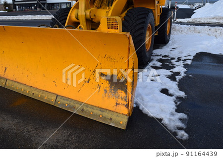 雪国で待機中の除雪車 雪国で待機中の除雪車 91164439