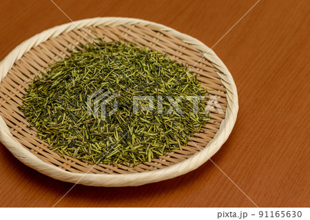 竹ザルの上に乾燥した茶葉 竹ザルの上に乾燥した茶葉 91165630