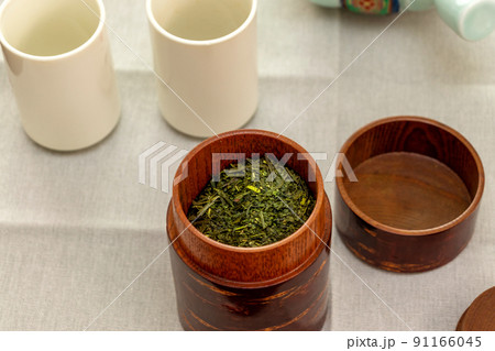 茶筒に入ったお茶の葉 茶筒に入ったお茶の葉 91166045