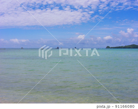 晴れた日の青空と穏やかな海に浮かぶ船 91166080