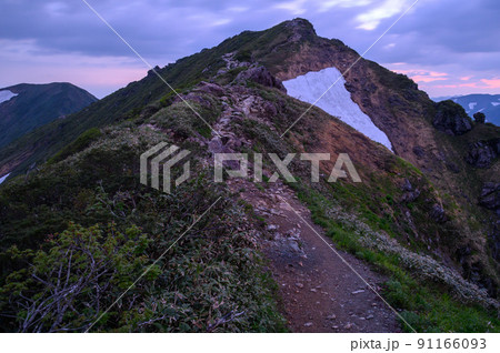 （群馬県）夜明け・谷川岳オキの耳 91166093