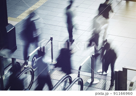 エスカレーターを利用する人々 ビジネスイメージ 91166960