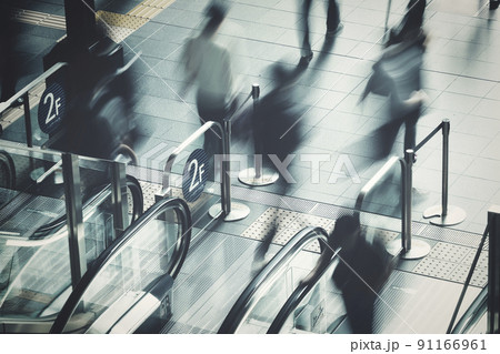エスカレーターを利用する人々 ビジネスイメージ 91166961