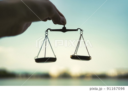 天秤を持つ男性の手元と青空 天秤を持つ男性の手元と青空 91167096
