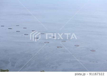 海の上から見る生け簀のイメージ 91167322