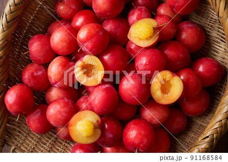ザルに盛られたすもも 91168584