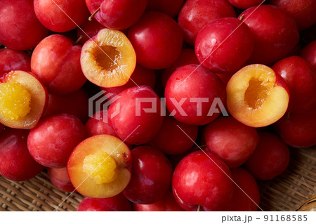 ザルに盛られたすもも 91168585