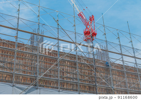 青空とクレーンと型枠工事 91168600