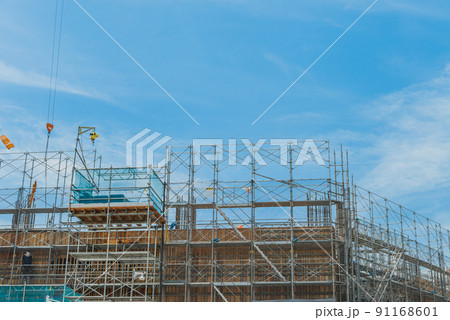 建設現場　型枠工事の建て込み作業 91168601