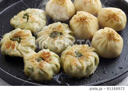 鉄板の上の焼き小籠包とニラ饅頭 鉄板の上の焼き小籠包とニラ饅頭 91168972