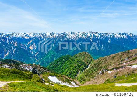 初夏の燕岳登山（燕山荘から双六岳・三俣蓮華岳・鷲羽岳・水晶岳・野口五郎岳・三ッ岳の眺め） 91169426
