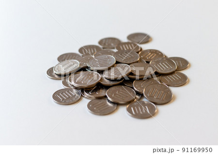 白い机の上にたくさんの百円硬貨 91169950