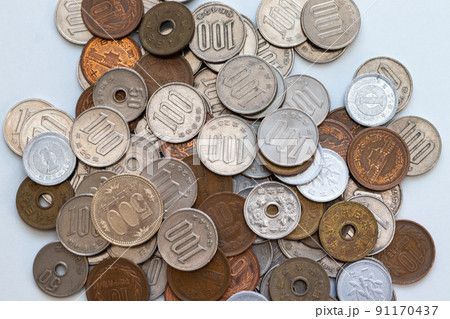 机の上にたくさんの日本の硬貨 机の上にたくさんの日本の硬貨 91170437