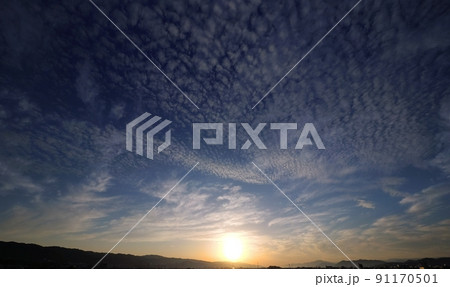 うろこ雲が朝焼けした初夏の朝空・超広角・220530am 91170501