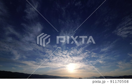 多様な上層雲が現れた初夏の朝空・超広角・220530am 91170508