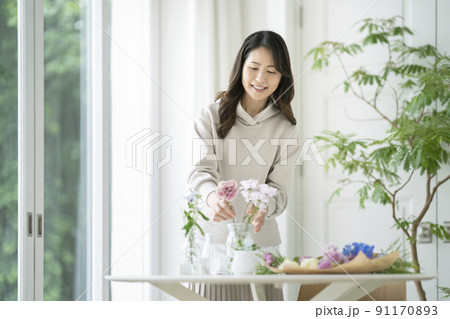 花を飾るミドルの女性 91170893