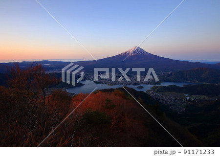 御坂山地から見る夜明けの富士山と河口湖 御坂山地から見る夜明けの富士山と河口湖 91171233