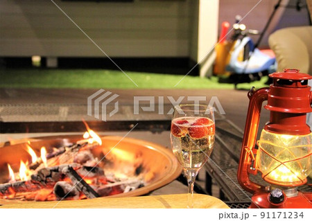 キャンプファイヤーとイチゴシャンパン 91171234