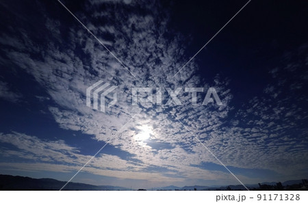 様々な上層雲が現れた初夏の朝空・超広角・220530am・空主体 様々な上層雲が現れた初夏の朝空・超広角・220530am・空主体 91171328