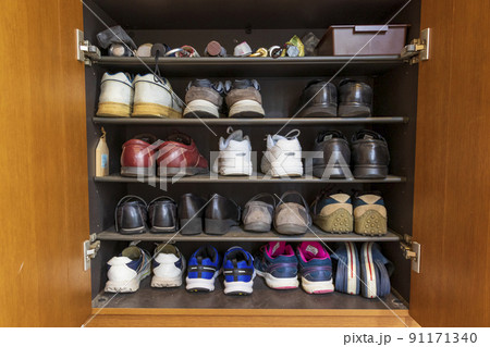 靴箱の中に並ぶたくさんの靴 91171340