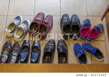 玄関に並ぶたくさんの靴 91171435