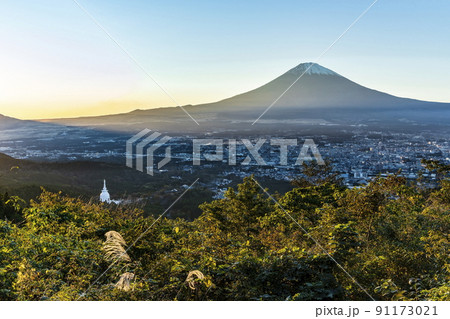 富士山と御殿場市の夕景 静岡県御殿場箱根線にて 富士山と御殿場市の夕景 静岡県御殿場箱根線にて 91173021